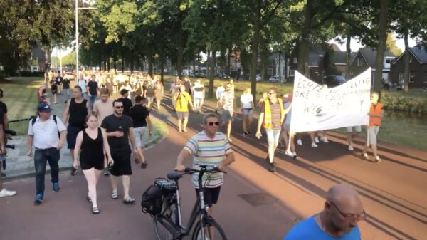 Honderden deelnemers bij protestmars naar het aanmeldcentrum in Ter Apel