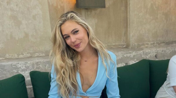 Jutta Leerdam wenst jullie in haar blauwe bikini alvast een heel fijn weekend