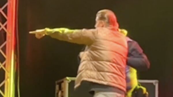 Mart Hoogkamer laat jongen verwijderen die bier gooit: "wat ben jij een l*l zeg!"