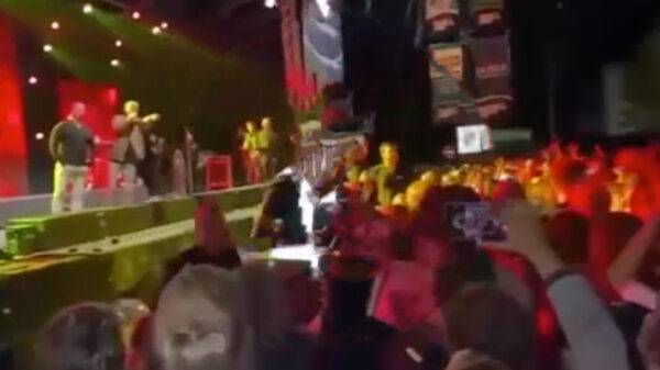 Mart Hoogkamer laat jongen verwijderen die bier gooit: "wat ben jij een l*l zeg!"