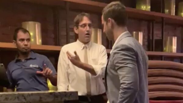 Dronken lul in pak geeft medewerker uit het niets een kopstoot