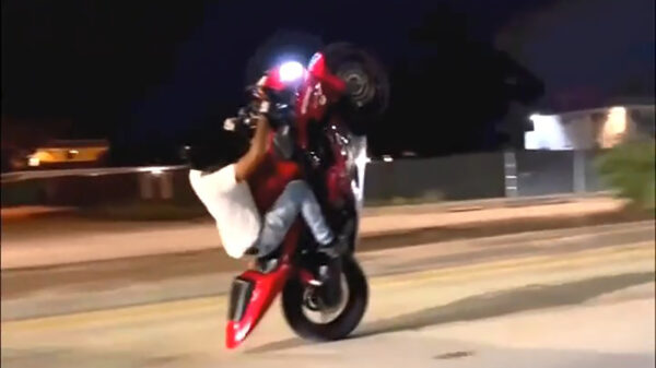 Motorbink geeft het asfalt een kusje na mislukte wheelie