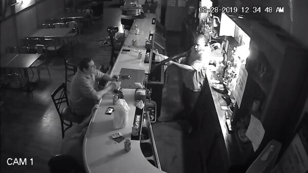 Man met ballen van staal steekt rustig een peukje op tijdens een gewapende overval