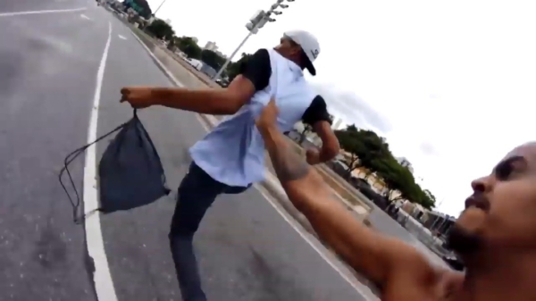 Braziliaanse tasjesdief wordt achternagezeten en aangepakt door groep skateboarders
