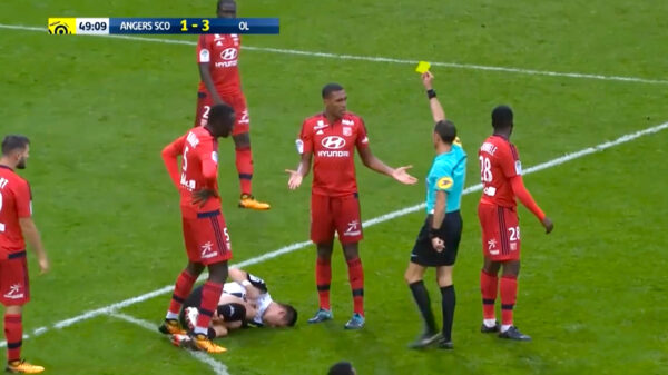 Hoe een gele kaart dankzij de scheidsrechter ineens rood wordt