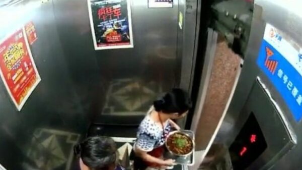 Ho Lee Fook heeft engeltje op d'r schouder en wordt nèt niet verpletterd door defecte lift