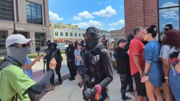 Only in America: kindershow met dragqueens bewaakt door Antifa met AR15's