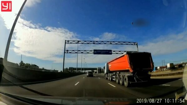 Autoband van vrachtwagen is eerder afgewerkt