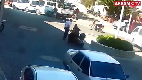 Turkse vrouw op scooter blijft onschuldige man lastigvallen