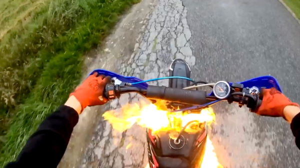 Ghost Rider maakt een extreem heet ritje nadat zijn brandstoftank vlam vat