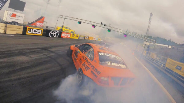 Bruut: racing-drone maakt waanzinnige video van driftende auto's