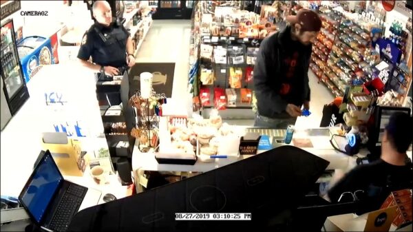 Snuggere wil met gestolen creditcard betalen in de buurt van ome agent