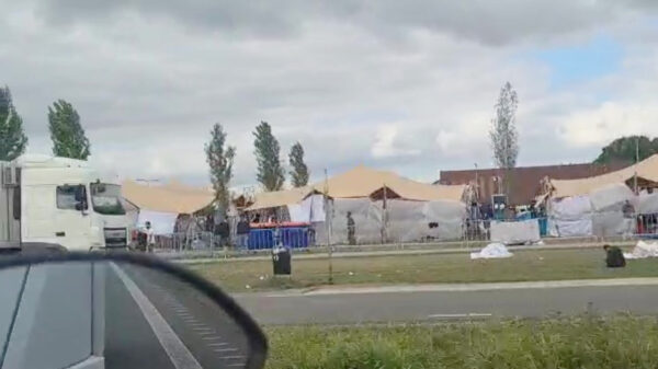 Kansloos: gezinnetje probeert grappig te doen over de situatie in Ter Apel