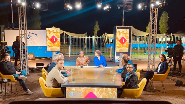 Twitter collectief boos op Op1 die "aapjes kwamen kijken" tijdens uitzending in Ter Apel