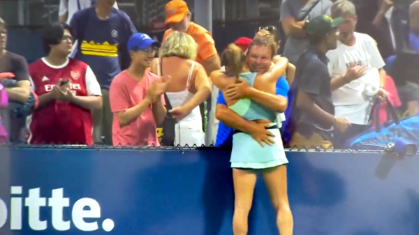 Gedoe over vader van 16-jarige tennisster door 'ongepaste knuffel' op US Open