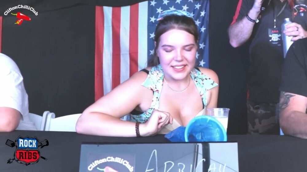 Heethoofden gaan stuk tijdens de chili-eetwedstrijd op het Rock n Ribs Festival