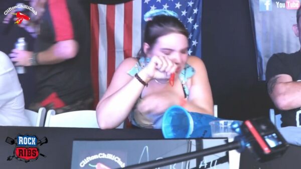 Heethoofden gaan stuk tijdens de chili-eetwedstrijd op het Rock n Ribs Festival