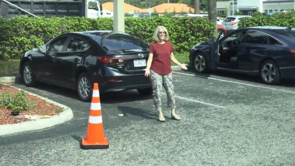 Lolbroeken rijden een RC-verkeerskegel achter geparkeerde auto's voor de lolz