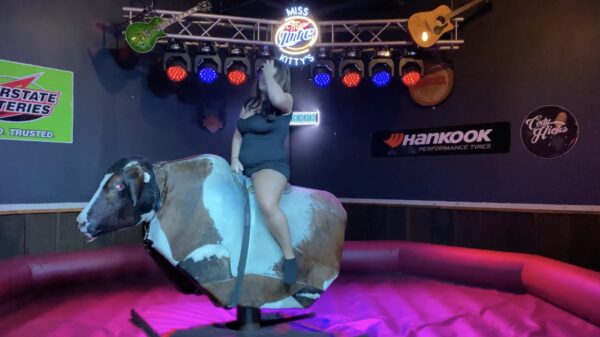 Shaken not stirred: juffie wordt door elkaar gehusseld op de mechanische stier