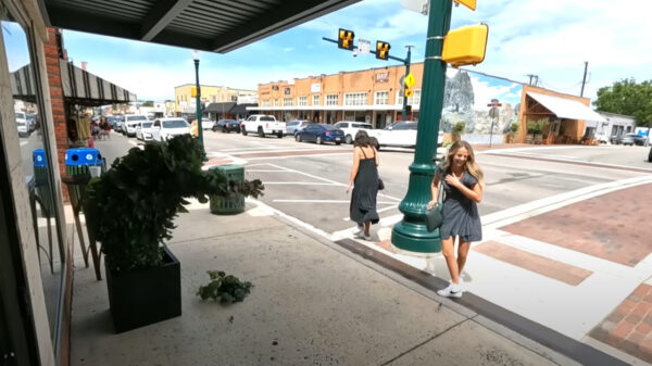 De bosjesman is terug om iedereen een hartverzakking te bezorgen