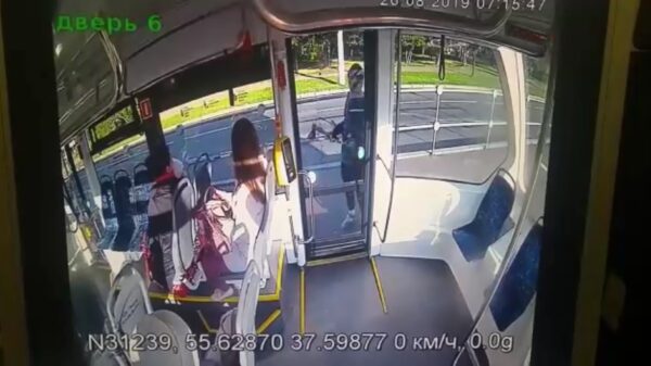 Russische malloot met hakbijl is niet blij als hij de tram niet in mag