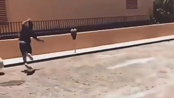 Skateboarder remt tegen een muurtje af