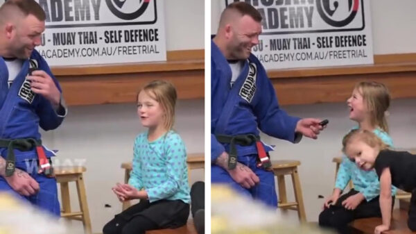 Koter heeft de allergrootste pret om haar hilarische grapje