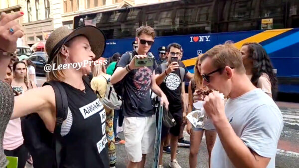 Dierenrechtenactivist gaat compleet uit haar stekker tegen man die rustig van zijn vlees geniet