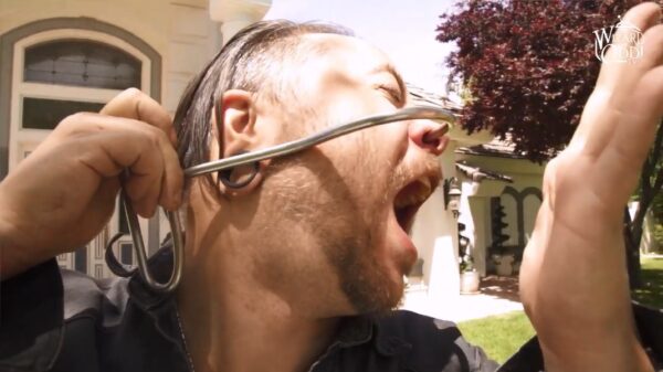 Mafkees sleept zijn auto met een vleeshaak door zijn gezicht