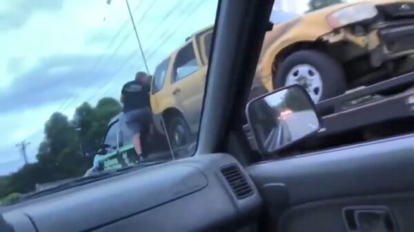 Kerel steelt zijn auto terug van rijdende sleepwagen en scheurt ervandoor