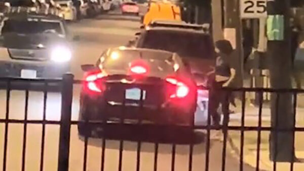 Gasten op het terras zien hoe een prostitueewandelaar de sjaak is