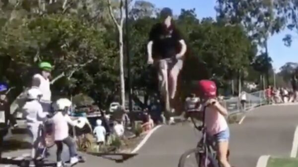 Stoere stepbink maakt een snoeiharde faceplant