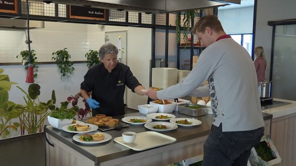 Ondernemer moet boete van €100.000 betalen omdat hij zijn medewerkers een gratis lunch geeft