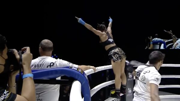 Tai Emery trakteert publiek op voorgevel na haar Bare Knuckle-gevecht in Thailand