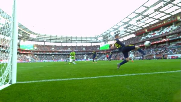 Russische voetballer gooit zijn lichaam in de strijd en maakt de redding du jour