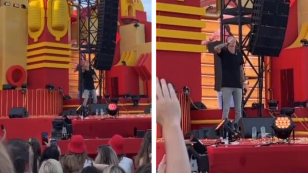 Mart Hoogkamer doet tijdens optreden een John Coffey'tje en grijpt een biertje uit de lucht