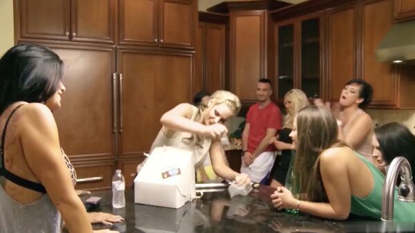 Volwassenfilmster Dani Daniels viert haar verjaardag met een bijzondere taart