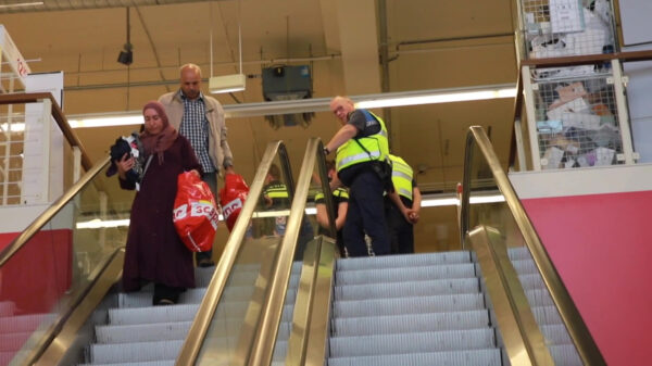 Koopjesjagers meppen elkaar op hun bakkes tijdens uitverkoop bij Scapino Rijswijk