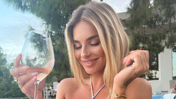 Gaby Blaaser speelt een potje kiekeboe voor volwassenen