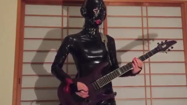 Rubberen gitaar-gimp kan een aardig potje Metallica spelen