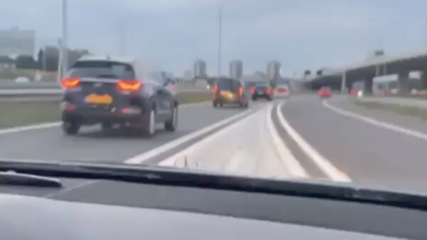 Idioot besluit een ouderwets stukje file te racen op de vluchtstrook
