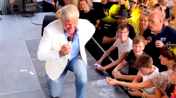 Opa Dries Roelvink wordt écht oud en gaat bijna door z'n rug op het podium