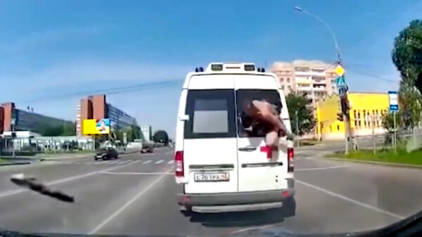 Verwarde man beukt raam van Russische ambulance in en slaat op de vlucht