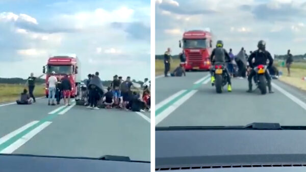 Gezellig. Asielzoekers liggen op de N366 en blokkeren de weg bij Ter Apel