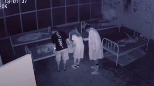 Ondertussen in de escape room: KOM MEE GEK HET IS HIER LEVENSGEVAARLIJK