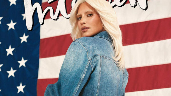 Onherkenbare Kim Kardashian gaat voor de albino-look met de broek 'op haar knietjes'