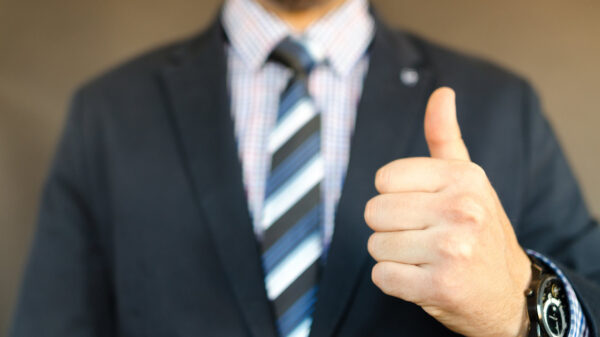 Dorpsgek maakt een bijzondere try on-video in zijn achtertuin