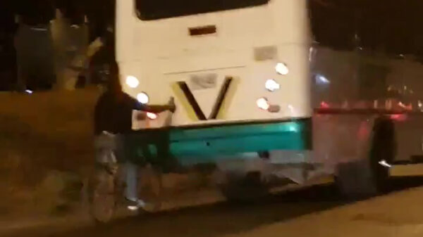 Achter een bus hangen is niet het allerslimste idee aller tijden