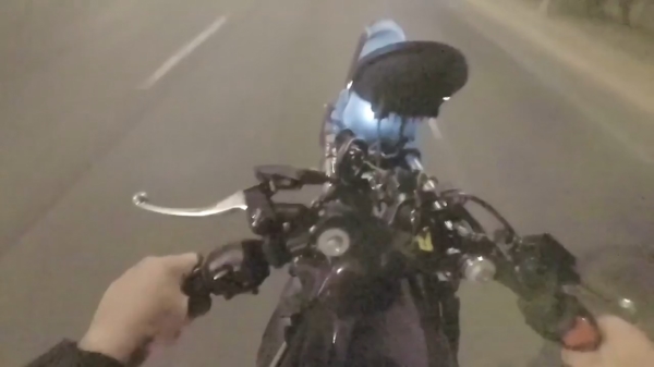 Stuntpiloot breekt zijn been als hij een wheelie op de weg maakt