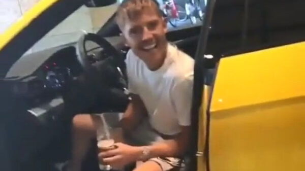 Lil Kleine ruilt zijn Mercedes G-Klasse in voor een knalgele Lamborghini Urus t.w.v. €320.000